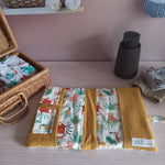 Couvre carnet de santé motif jungle ouvert à plat, porte-carte visible sur le rabat, étiquette Cocon Couture