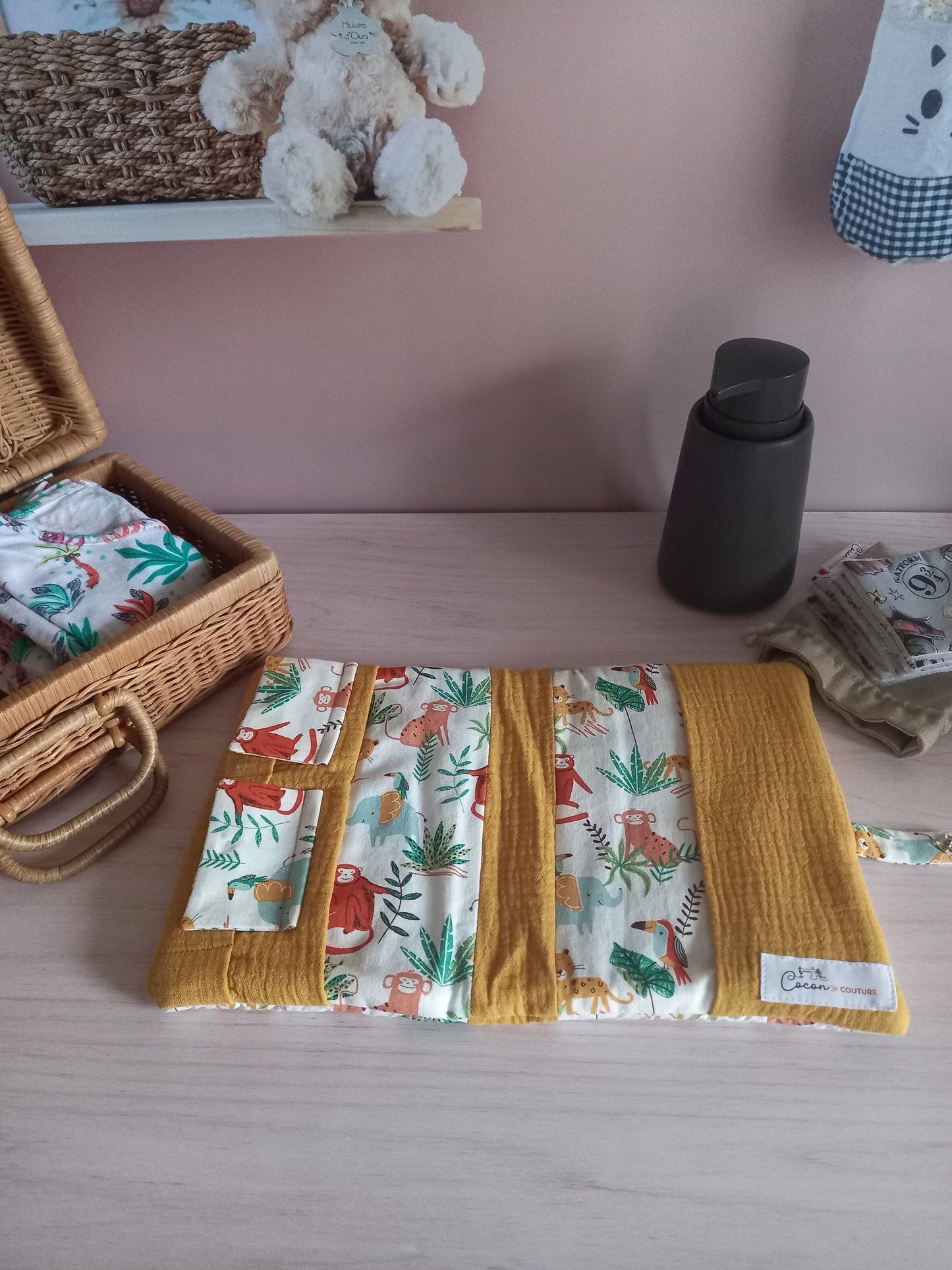 Couvre carnet de santé motif jungle ouvert à plat, porte-carte visible sur le rabat, étiquette Cocon Couture