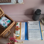 Couvre carnet de santé motif jungle ouvert montrant le porte-carte et les rabats, carnet de santé inséré