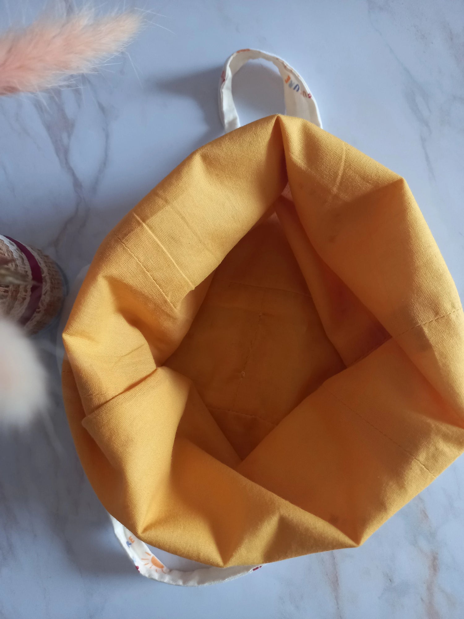 Vue de l'intérieur d'un pochon alimentaire collection Soleil ouvert, doublure couleur moutarde visible