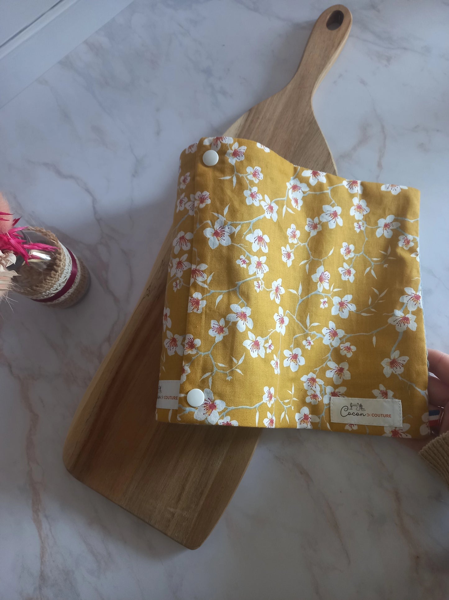 Rouleau essuie-tout lavable Cerisier fermé et posé sur une planche en bois 