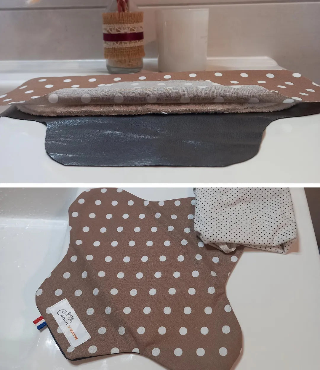 La serviette menstruelle lavable à pois est présentée en deux vues. En haut, la coupe non cousue montre deux épaisseurs de tissu éponge et la face imperméable grise ; en bas, la serviette ouverte laisse voir le côté motif en coton et l'étiquette Cocon Couture.