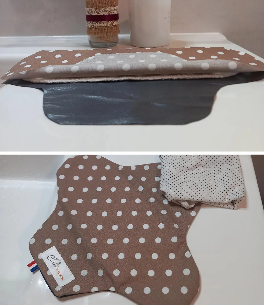 La serviette menstruelle lavable à pois est présentée en deux vues. En haut, la coupe non cousue laisse voir la face imperméable grise et le tissu éponge ; en bas, la serviette ouverte montre le côté motif en coton et l'étiquette Cocon Couture.