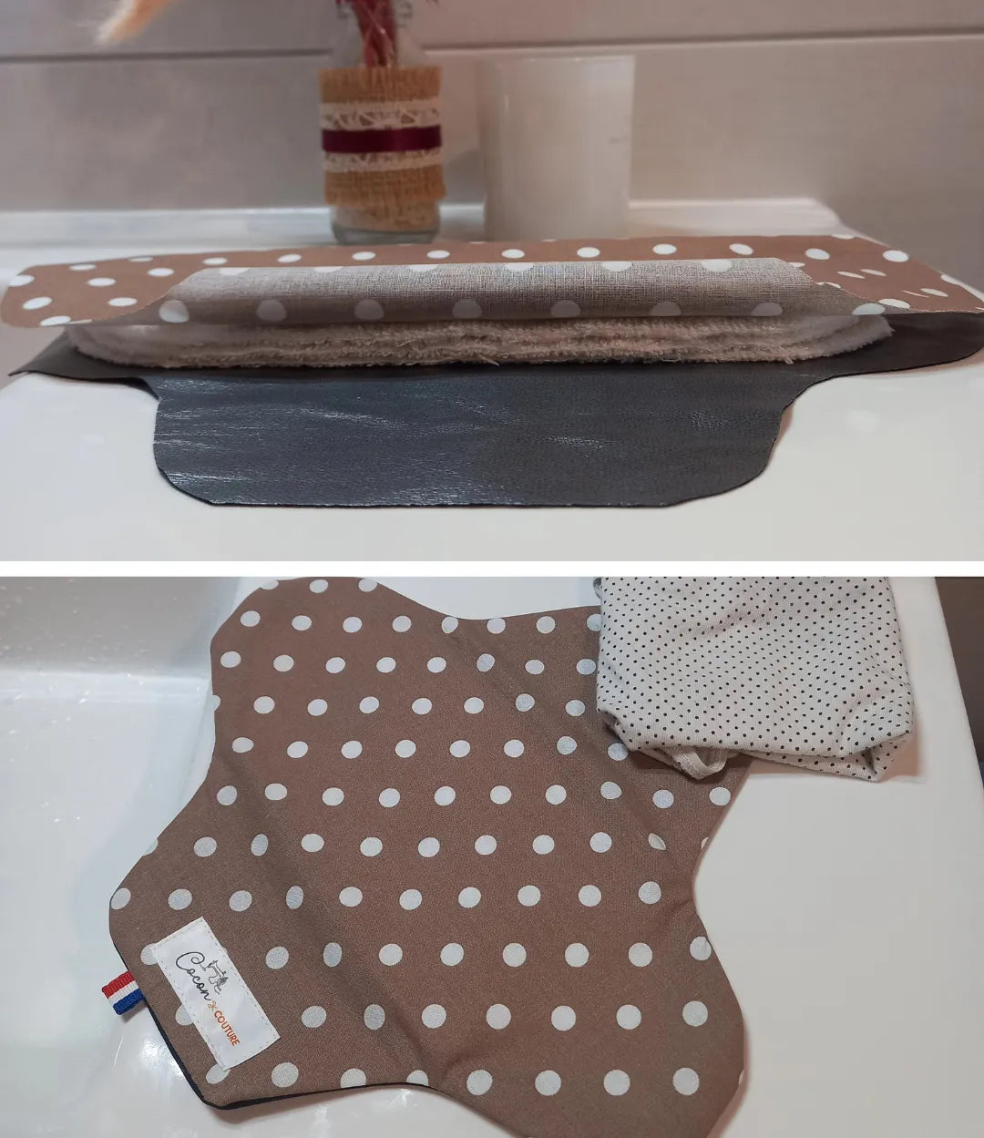 La serviette menstruelle lavable à pois est présentée en deux vues. En haut, la coupe non cousue montre trois épaisseurs de tissu éponge et la face imperméable grise ; en bas, la serviette ouverte laisse voir le côté motif en coton et l'étiquette Cocon Couture.